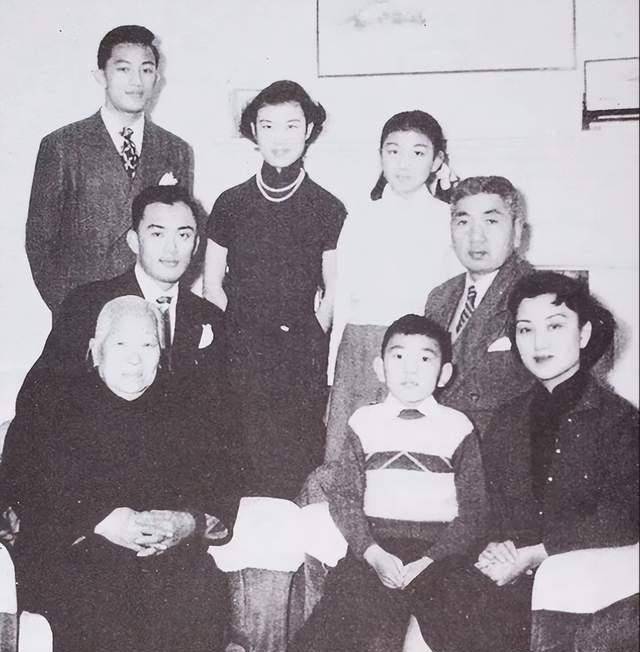 到了20世纪末,李祖敏因病去世,临走前严仁美拉着丈夫的手,嘴里一直