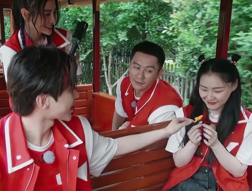 原创蔡徐坤有个房间专门放粉丝来信祝福语满满的同时还有人寄篮球照