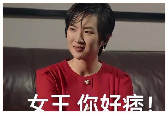 不发疯的时候,姚安娜就保持面无表情的样子,别管演什么戏份,两眼一瞪