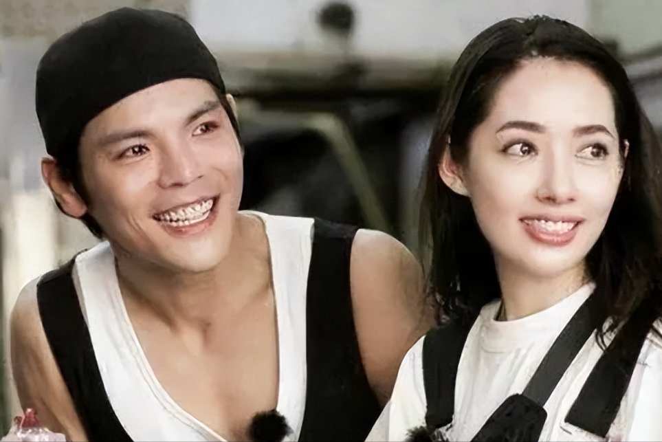郭碧婷同向太出席活动,身体发福毫无明星样,与婆婆同框似亲母女_向佐