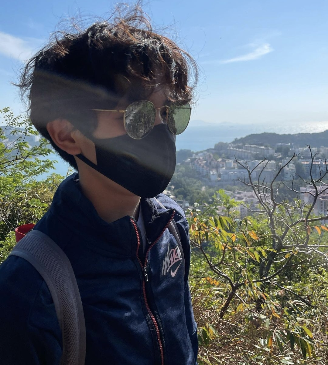 原创袁咏仪儿子晒登山照15岁魔童戴墨镜超帅气彰显张智霖优秀基因