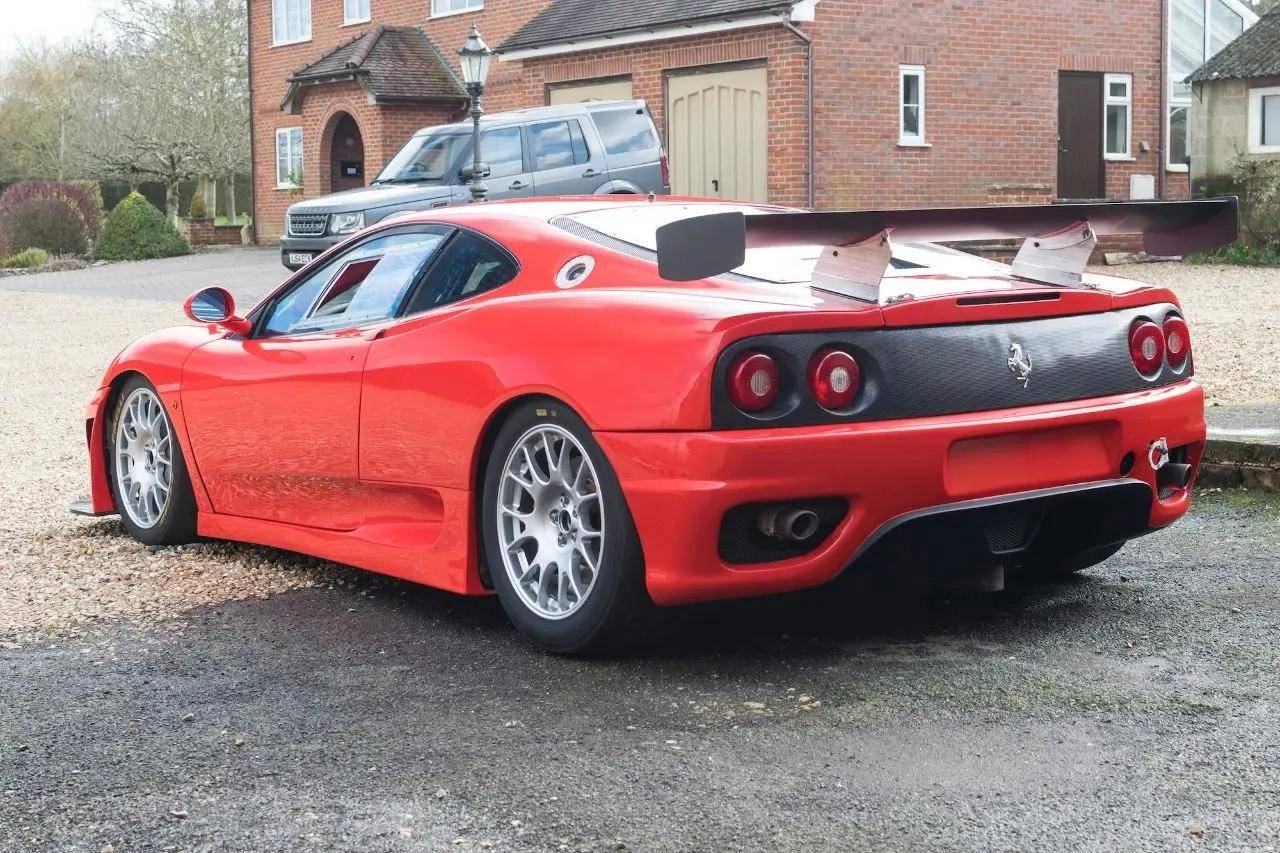 通过外观来看challenge-grill车型,拥有更大尺寸的用钛合金车轮螺栓