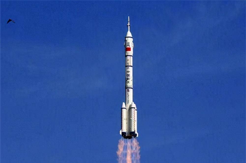 而神舟五号驾驶舱的主角杨利伟,也因此成为了国人追捧的英雄人物.