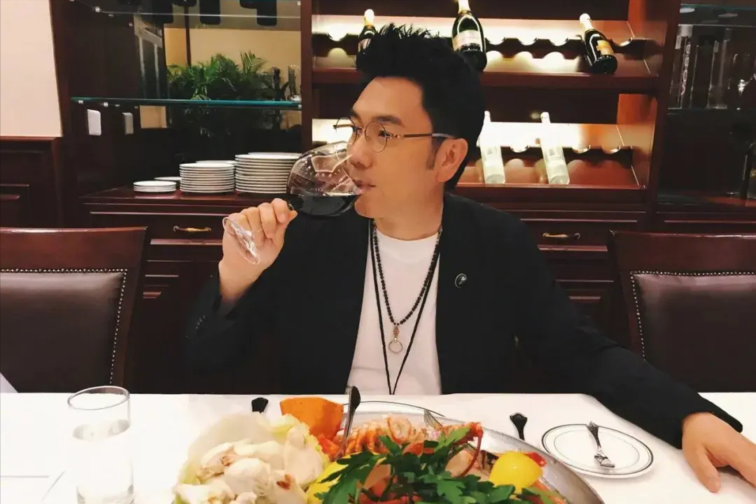 林依轮儿子林子濠毕业,与女友拥抱庆祝,两子均学习恋爱两不误_林子轩