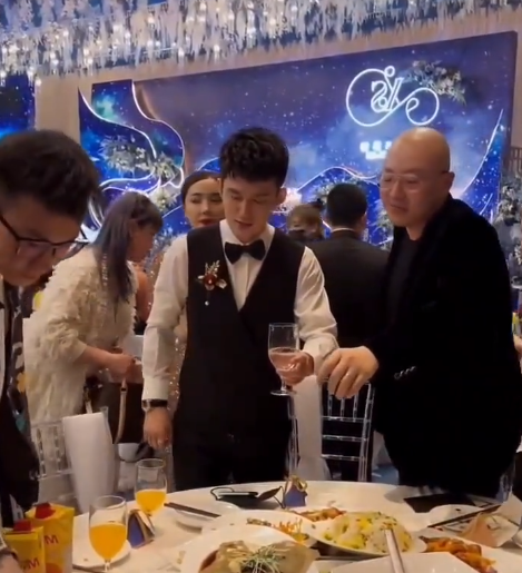 辛巴合伙人伽柏参加婚礼,送2沓现金红包似板砖,被曝已随礼100万_视频