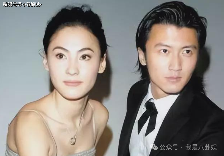 原创王菲谢霆锋日本回国照曝光王菲用拳头轻锤男友脖子上起大疙瘩引