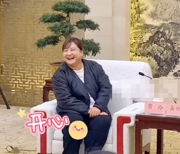 原创贾玲回襄阳老家排场大被当地电视台邀请录节目近照瘦出尖下巴