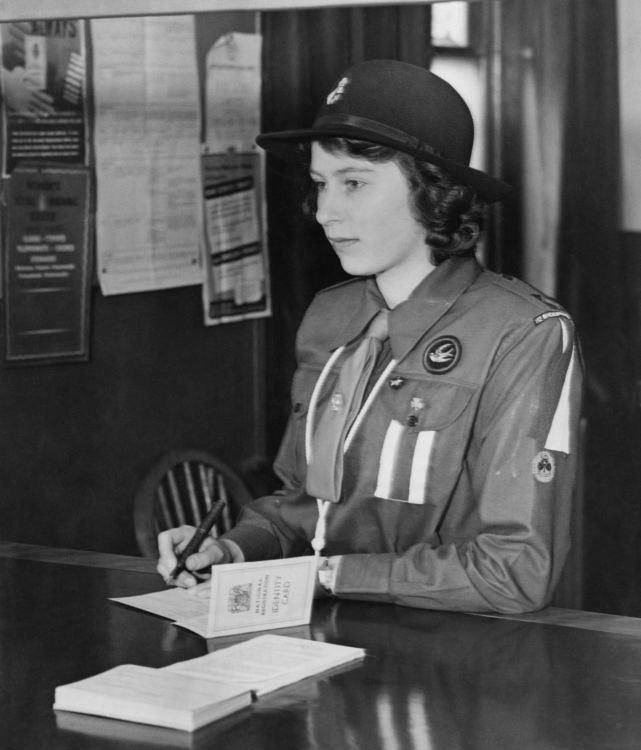 克制一生的伊丽莎白二世唯一一次任性—与菲利普亲王结婚_莉莉贝特