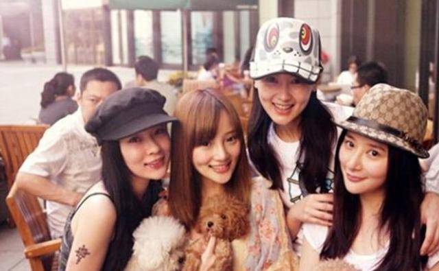 而且在杨幂的婚礼上,完全看不到泰迪姐妹团的身影,只有唐嫣做伴娘.