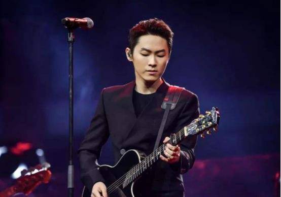 好声音的第一季冠军,出道以后成为创作歌手,一首歌曲红遍全国_梁博