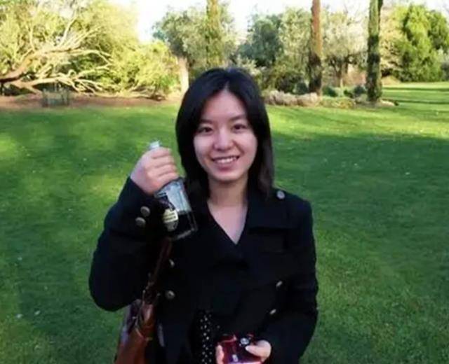 外交部的冰山女神张京工作时不苟言笑私底下是爱笑的女孩