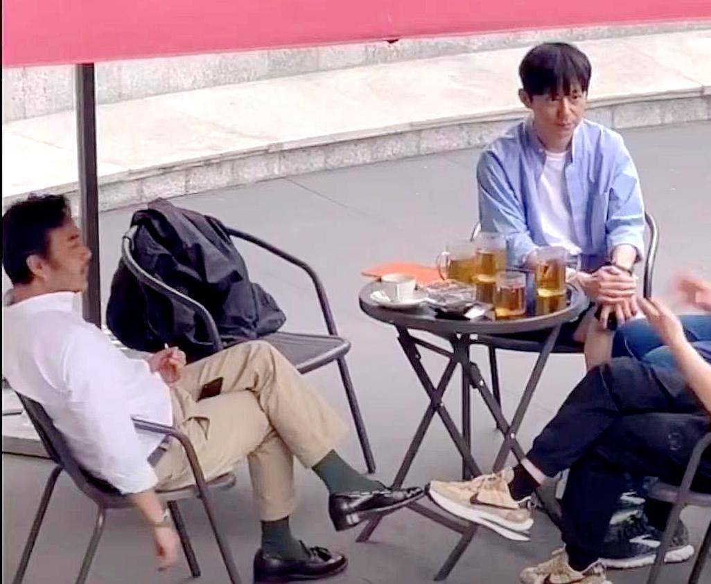何炅汪涵私下组局,与湖南台高层喝茶聊天,只有何炅一人正襟危坐_节目