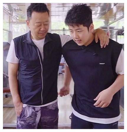 郭涛晒照为17岁儿子庆生父子五官相似帅气文静