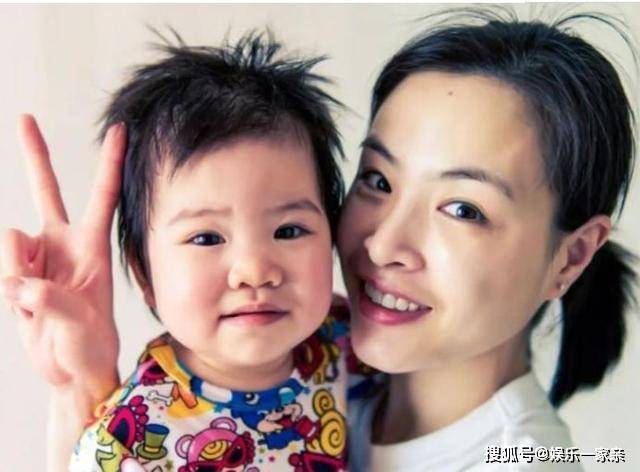吴敏霞一家三口罕同框,女儿的眼睛大得像葡萄,老公的颜值不一般_张晓