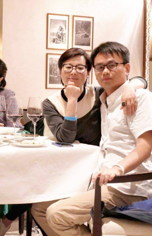 原创女星袁立与赵岭分手15年她三婚嫁诗人他娶甘肃美女为妻