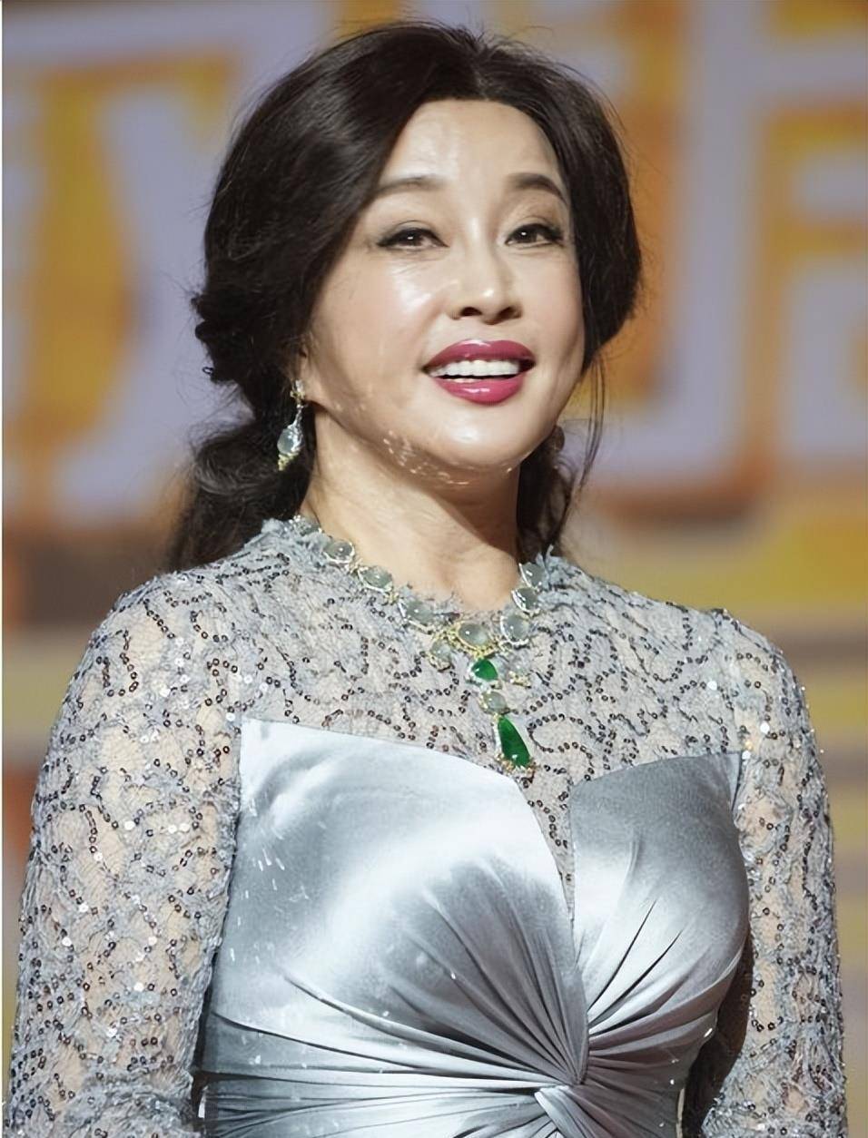 刘晓庆年轻时候的美丽大家有目共睹,但是越老的时候越喜欢艳丽的长辈