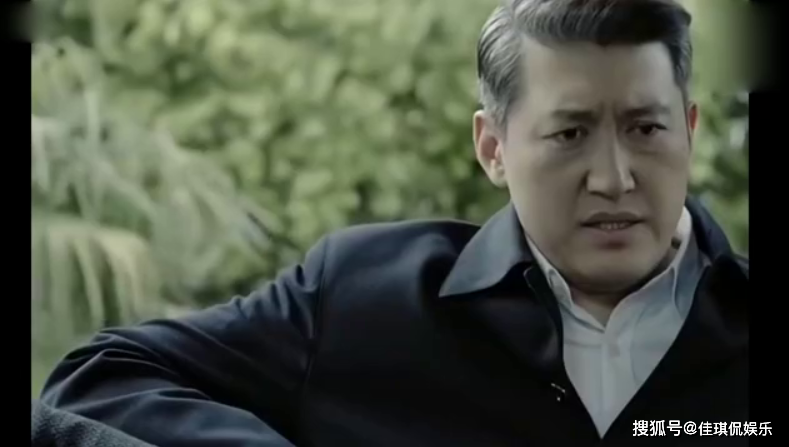 《无所畏惧》里他是看起来吊儿郎当实则心思细腻的放贷大哥,而到了