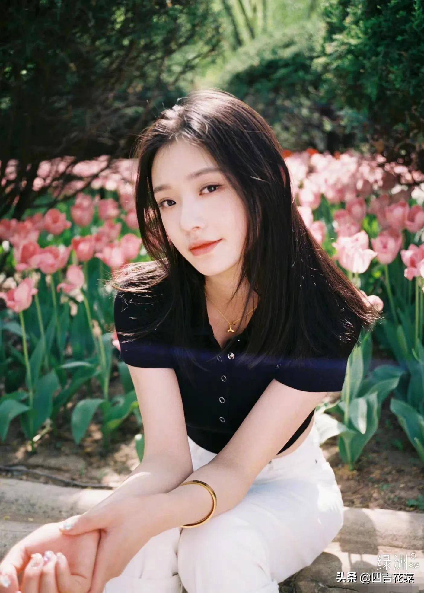 原创林允玩转可可爱爱少女风初恋般清纯美在花丛里