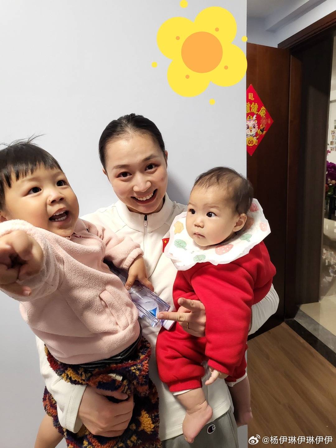 中国奥运冠军抱着一对儿女出镜,31岁在中山大学当讲师_伊琳_体操_宝宝