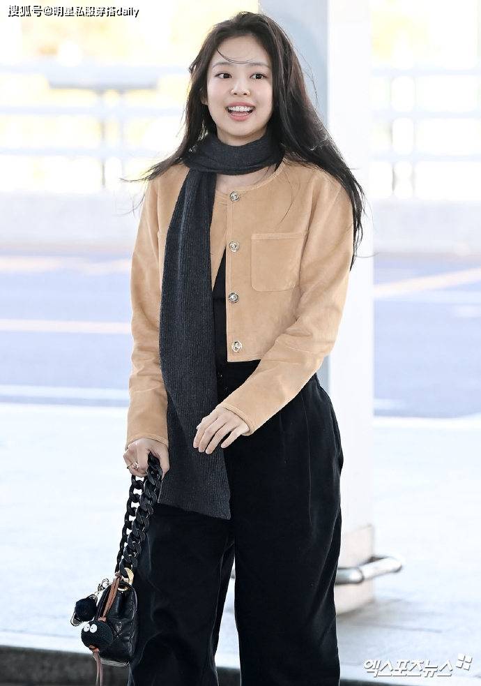 jennie穿香奈儿外套搭黑色围巾黑色阔腿裤,笑容灿烂软萌又有稚气_感觉