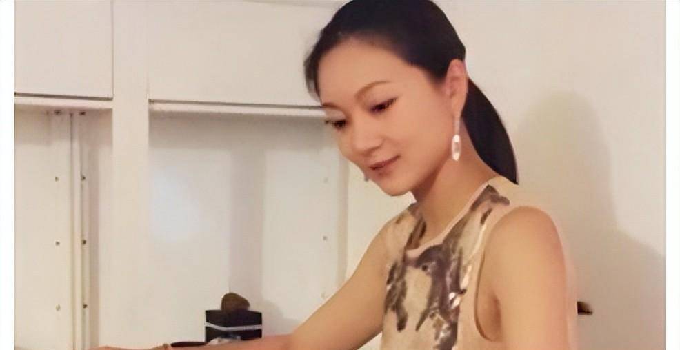 第一时间就将此事告诉张艺谋得知怀孕的陈婷没过多久19岁的陈婷就被50