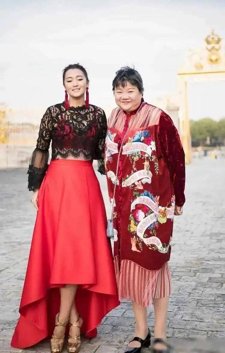 洪晃不光脸不整容,连晒照都不修图,毫不掩饰老态自然且自信!