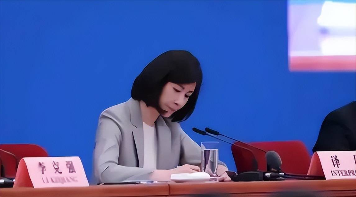 外交部"女神"晋升,一句神仙翻译惊艳众人,这才是学生该追的星_张璐_的