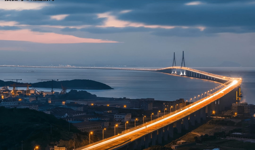 港珠澳大桥实景图上海通达周边城市的东海大桥,杭州湾跨海大桥等时代