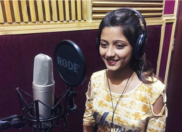 原创走红全球的琥珀眼女孩营业了拍两支国外土味风爱情mv观感雷人