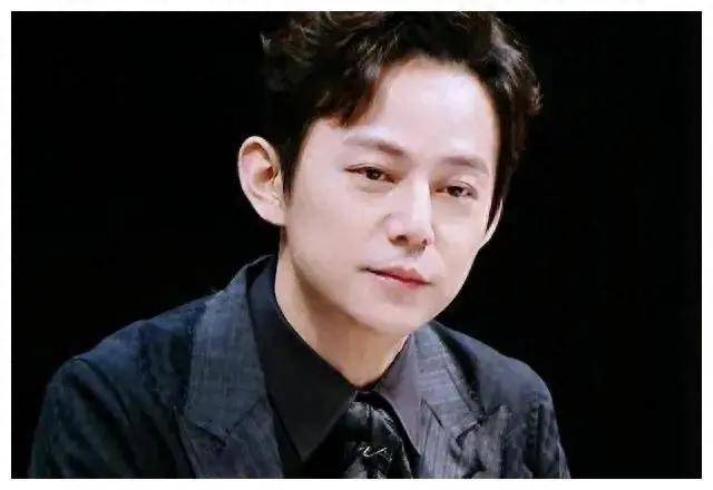 戴着"面具"演戏的7位明星,都翻车了_何炅_礼物_形象