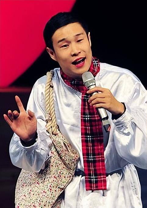 2009年春晚,在赵本山的提携下,小沈阳凭借小品《不差钱》一夜爆红