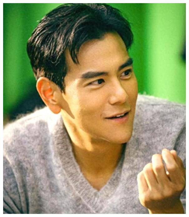 彭于晏与女伴同游日本照片曝光网友惊呼老了十岁