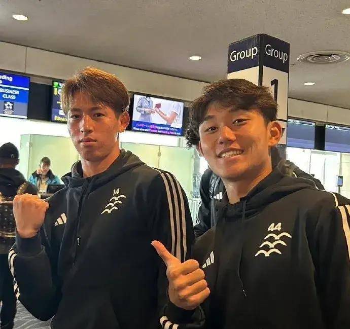 突前前锋是帕托,他和杨旭一样,是虐菜前锋,亚冠赛场上隐身在中超赛场