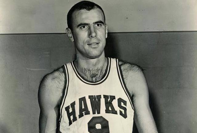 nba成立于1946年,早期全都是白人运动员,乔治-麦肯则是首位统治联盟的