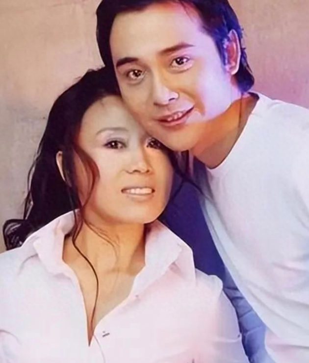 即使是在mv拍摄结束以后,两人仍然保持着联系,尤其是在知道吴琼的经历