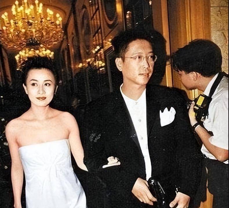 原创54岁李嘉欣62岁许晋亨情人节滑雪秀恩爱冻够呛一身行头七位数