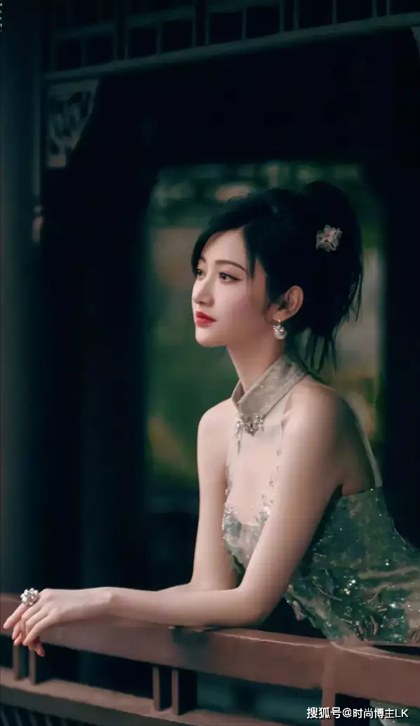 原创被穿旗袍的景甜惊艳了摇曳生姿细品太美了让我越来越上头