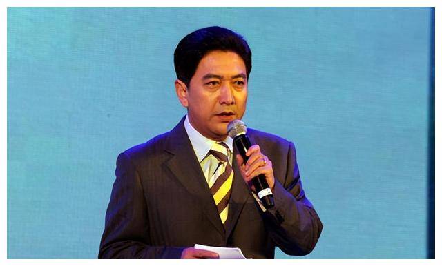 央视主持水均益在加拿大现身与美女微笑合影被疑移民