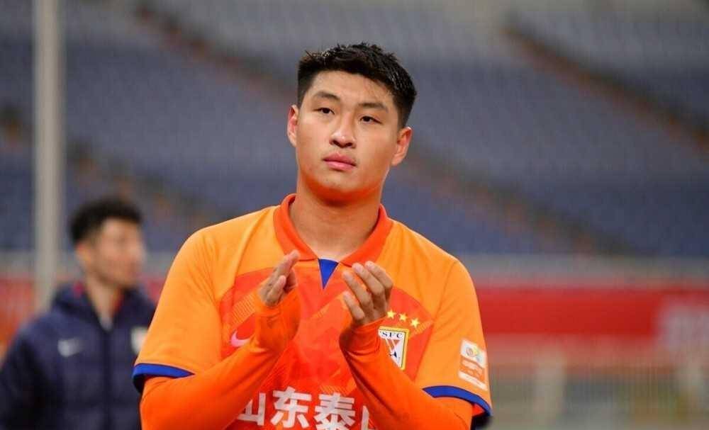 意外!郭田雨将代表青岛西岸出战中超?俱乐部大名单给出答案_的足球_世