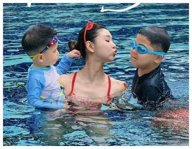 原创可爱儿子游泳乐李小萌王雷假期带娃妈爸特征分明