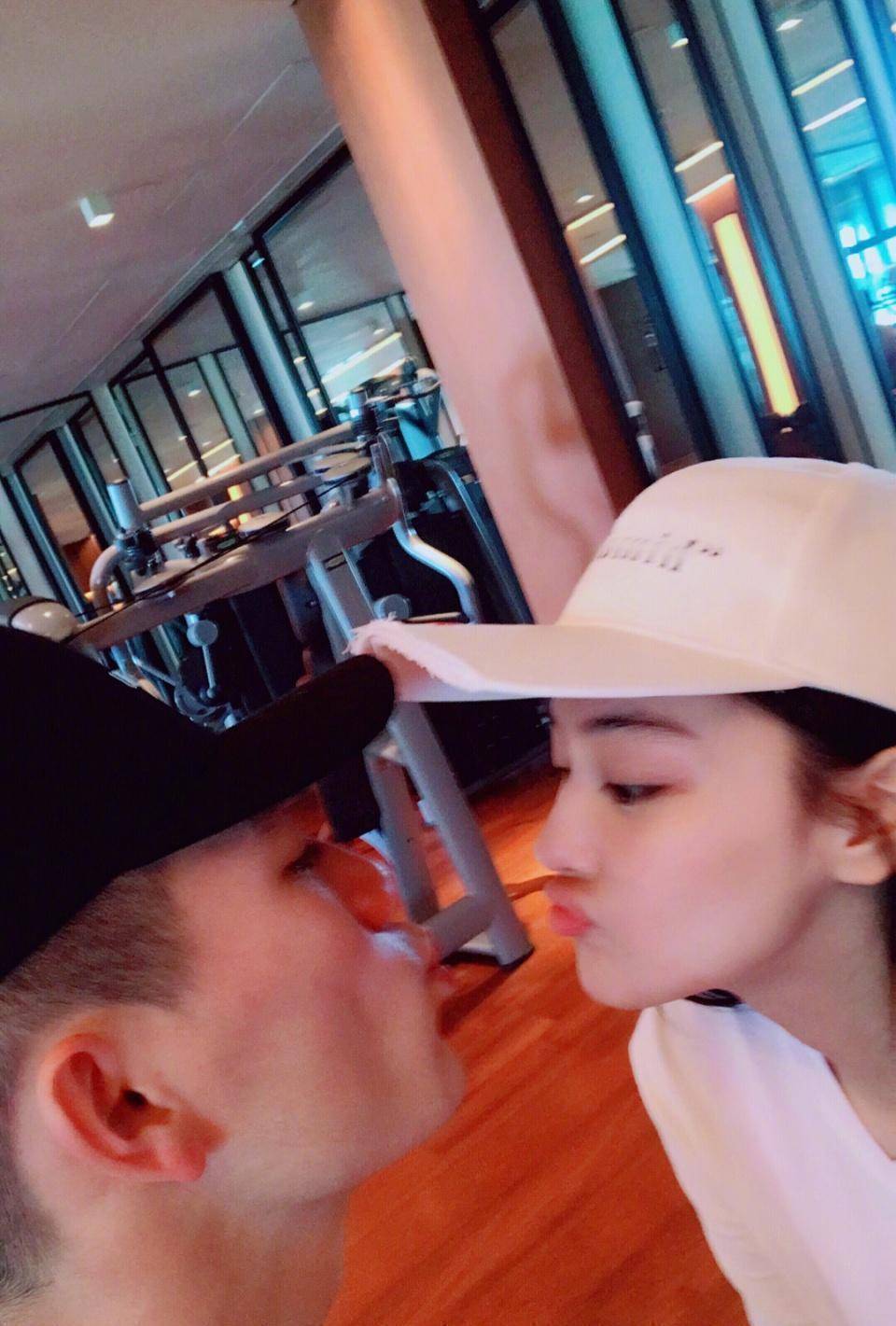 张馨予晒八一军嫂福利,看到礼品后,网友:羡慕不已!_何捷_荣耀_军人