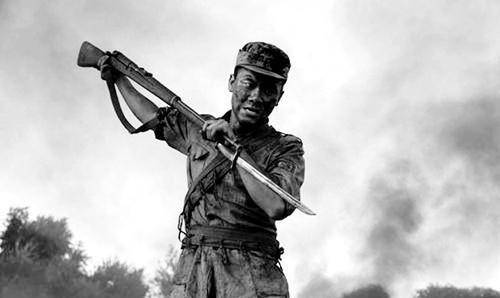 原创河北一农民洪水中拼死捞回一破袋子45年后打开政府官员英雄