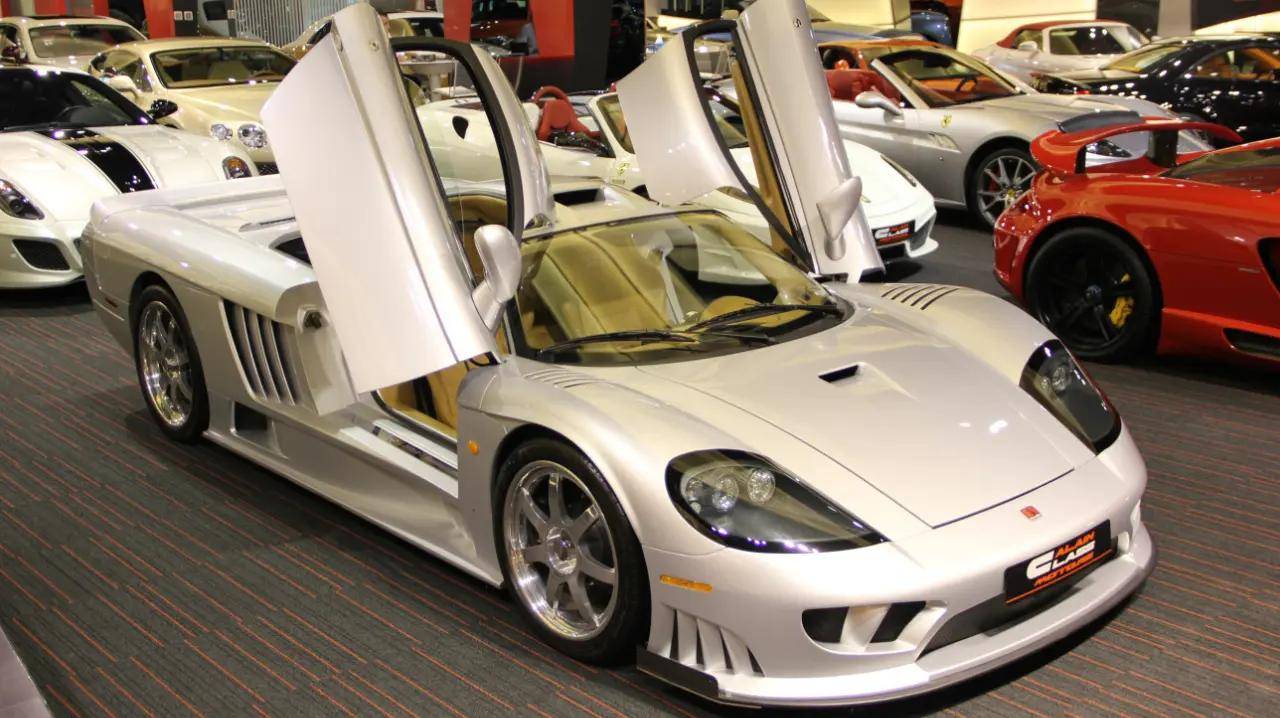 当时唯一成功的是梅赛德斯-奔驰clk gtr.