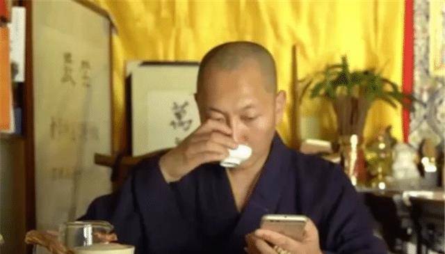 他8年成了22个孩子的爸爸,被开除佛籍赶出寺庙,却