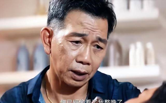 尊者们化身为残暴的恶魔,而前来朝圣的人们也成为提线木偶般面无表情