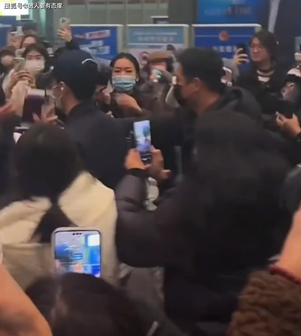 原创王一博现象机场遭粉丝围堵数名保镖左右开路不少女粉激动尖叫