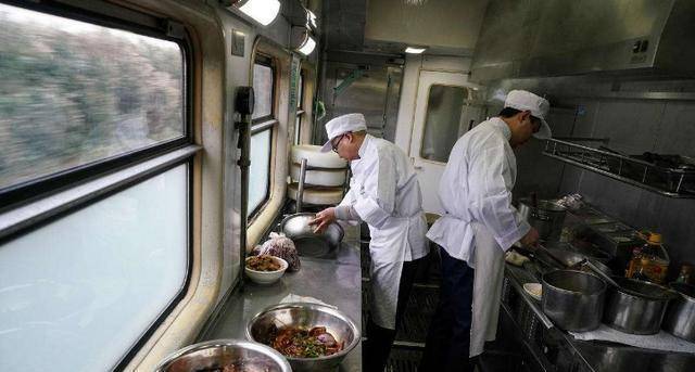 原创火车盒饭价格很亲民了为啥还是有人宁愿吃泡面这3点很关键
