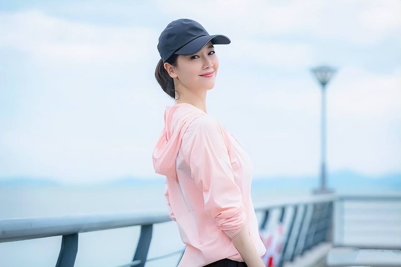 原创46岁左小青带火了运动穿搭防晒服短裤运动鞋洋气又减龄