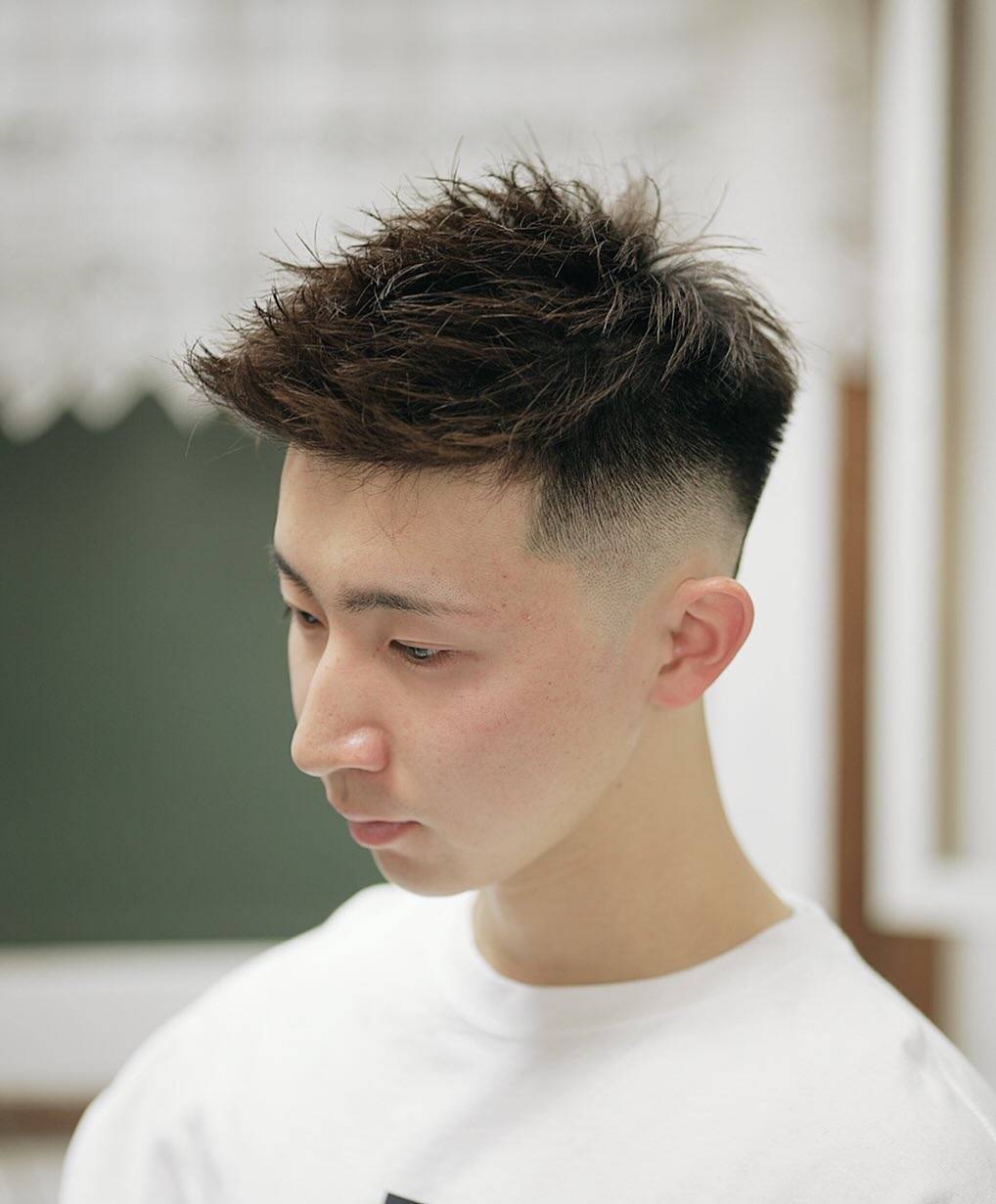 飞机头是一种将头发修剪成略微平头状的发型,非常适合41到61岁男士.