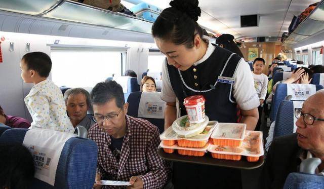 原创火车盒饭价格很亲民了为啥还是有人宁愿吃泡面这3点很关键